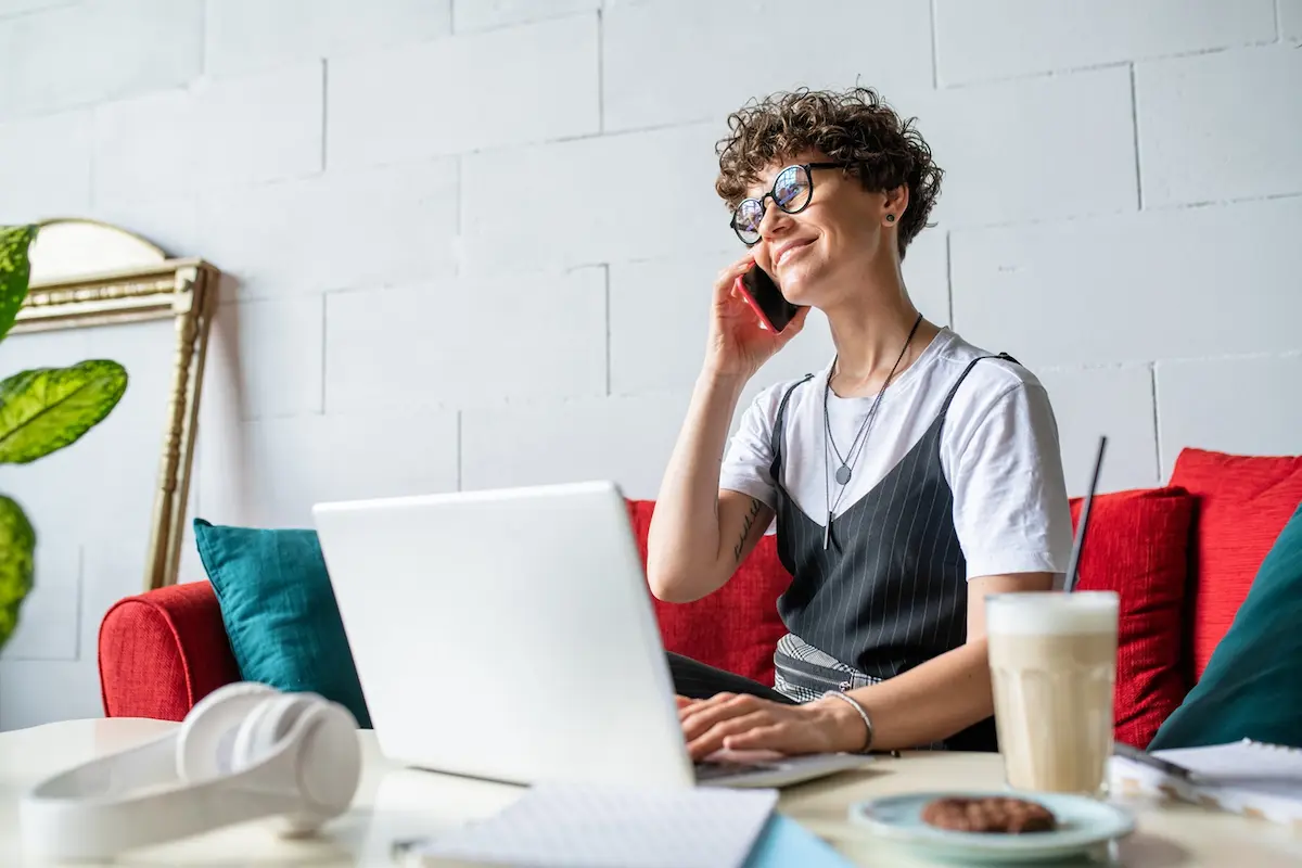 Therapist on the computer in an article on long tail vs. short tail keywords.